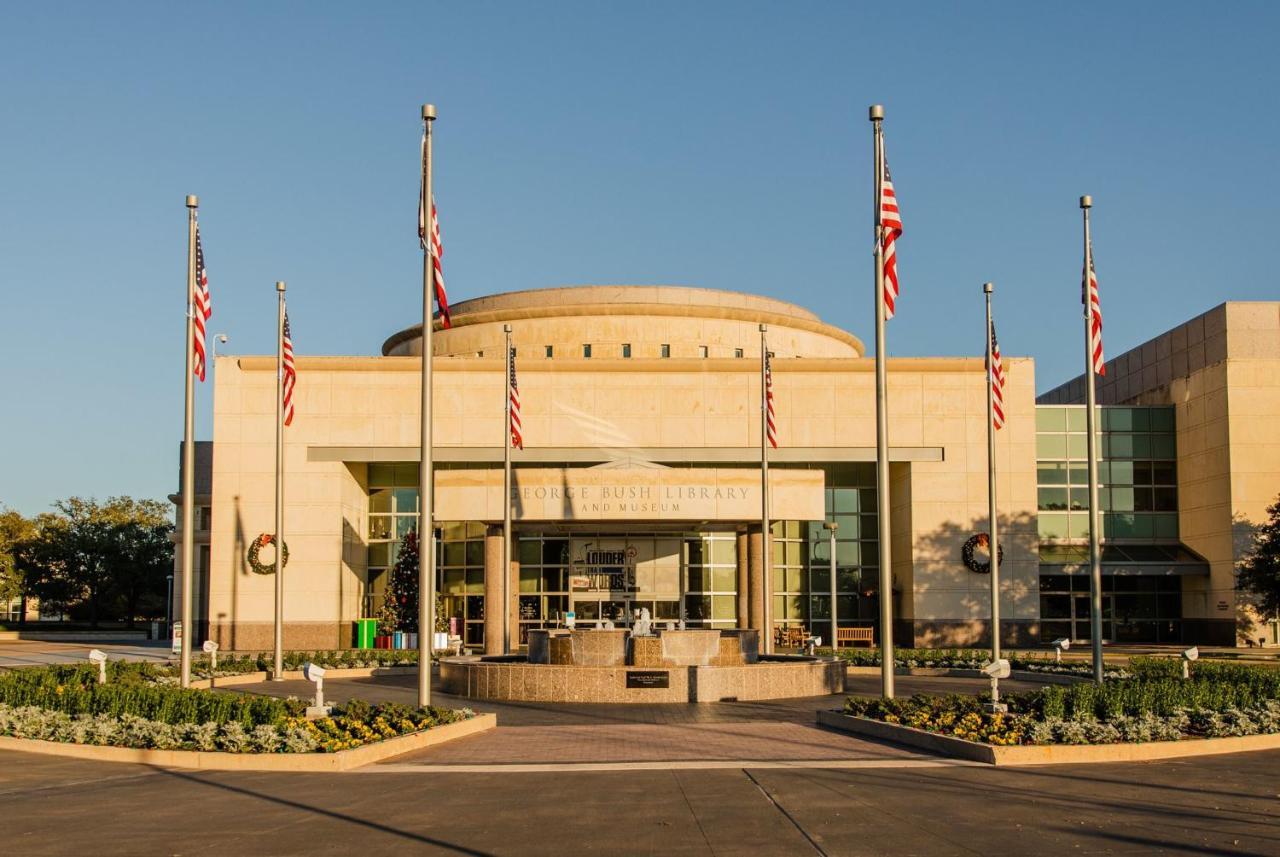 Holiday Inn & Suites College Station-Aggieland, An Ihg Hotel Exterior photo